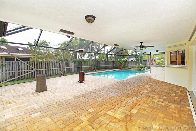 Building Photo - 896 Rose Ct