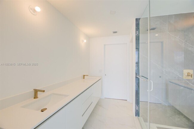 Building Photo - 700 NE 24th St