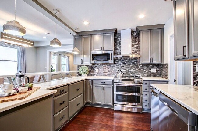 Building Photo - Gorgeous 5 BED + 3.5 Ba in Main House, 1 + 1 in BSMT, 1 + 1 above garage  in the Heart of Downtow...