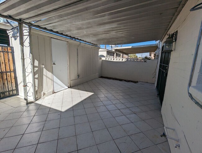 Building Photo - LARGE 4 BEDROOM TOWNHOME