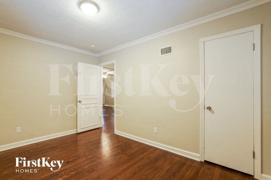 Building Photo - 9946 MacKenzie Rd