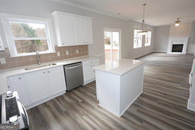 Building Photo - 3205 Vaughan Dr