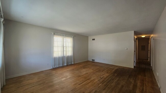 Building Photo - Mid Century 3 Bedroom