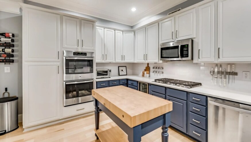 Building Photo - 2885 Woodside St