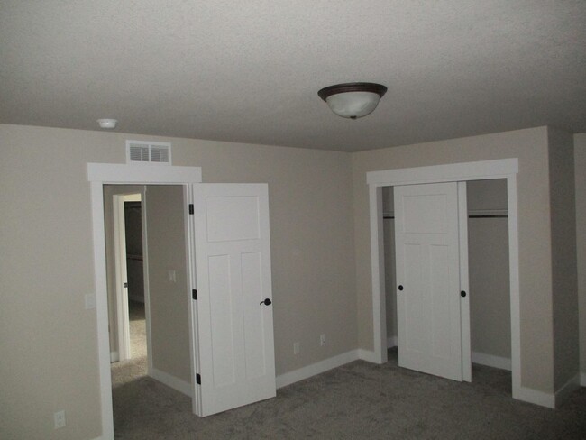 Building Photo - Beautiful 3 Bedroom, 2.5 Bath 2 Story Town...