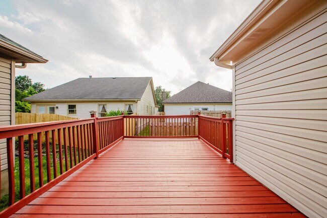 Building Photo - Move-in-ready 3 bed / 3 Full Bath In Louisville's Four Seasons — Fully Updated, No Carpet, Fiber ...