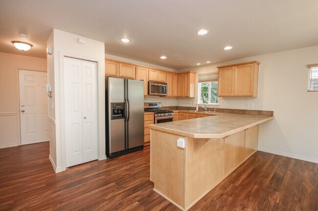 Building Photo - Lovely 3 Bedroom Auburn Condo