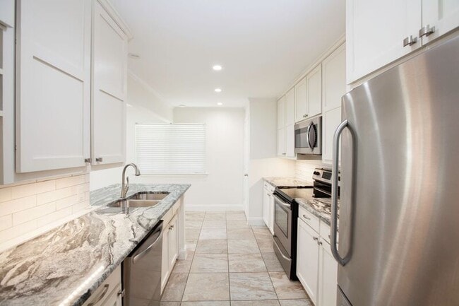 Building Photo - 10140 Shadyview Dr