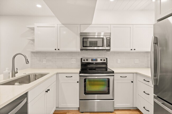 Building Photo - 814 W Bleeker St