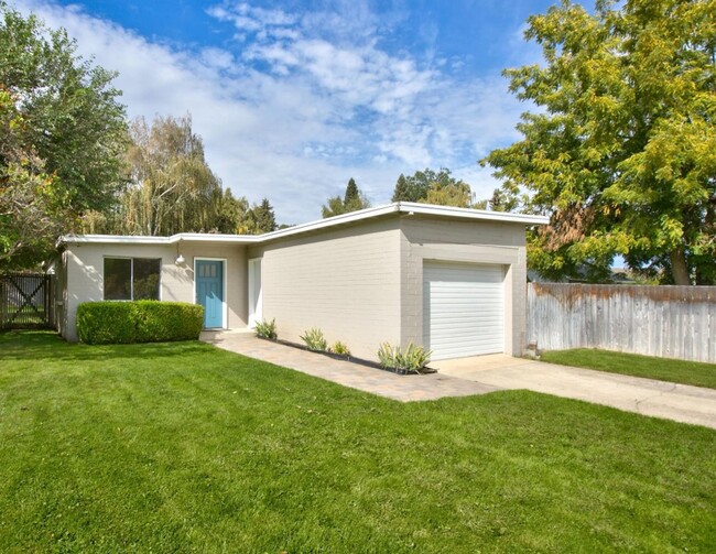 Building Photo - Mid-Century Modern Home