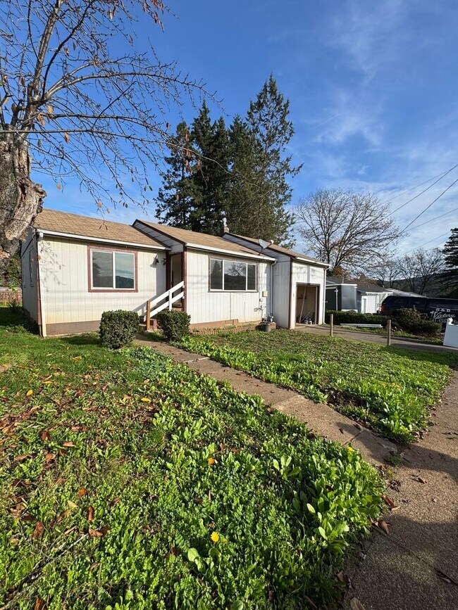 Building Photo - Myrtle Creek 2-Bedroom Home with Garage