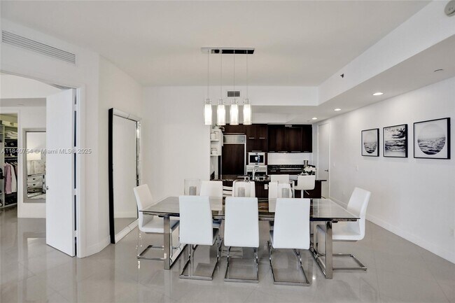 Building Photo - 15901 Collins Ave