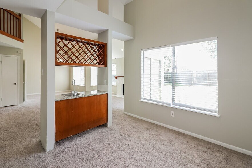 Building Photo - 4627 Green Trail Dr