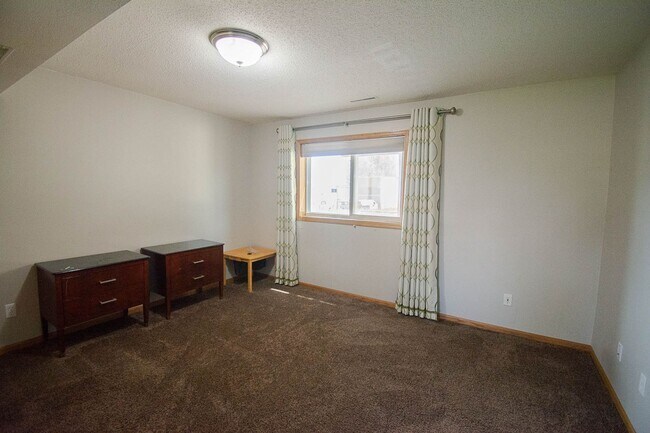 Building Photo - Fantastic NW Rochester home with great updates!