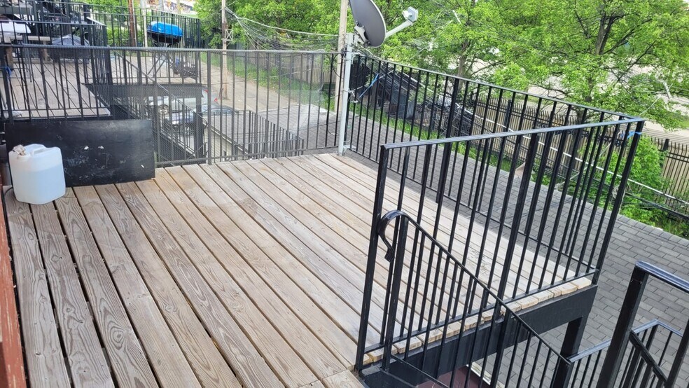 Back Porch - 2719 W Polk St