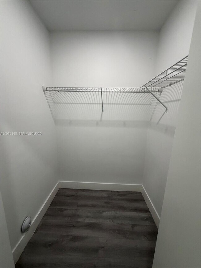 Building Photo - 853 E 24th St