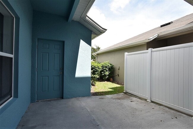 Building Photo - AVALON PARK 3br 3ba townhouse in Northwest...
