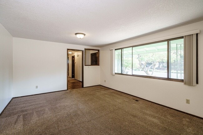 Building Photo - GREAT LOCATION!!! Single Level 3 bedroom 2...