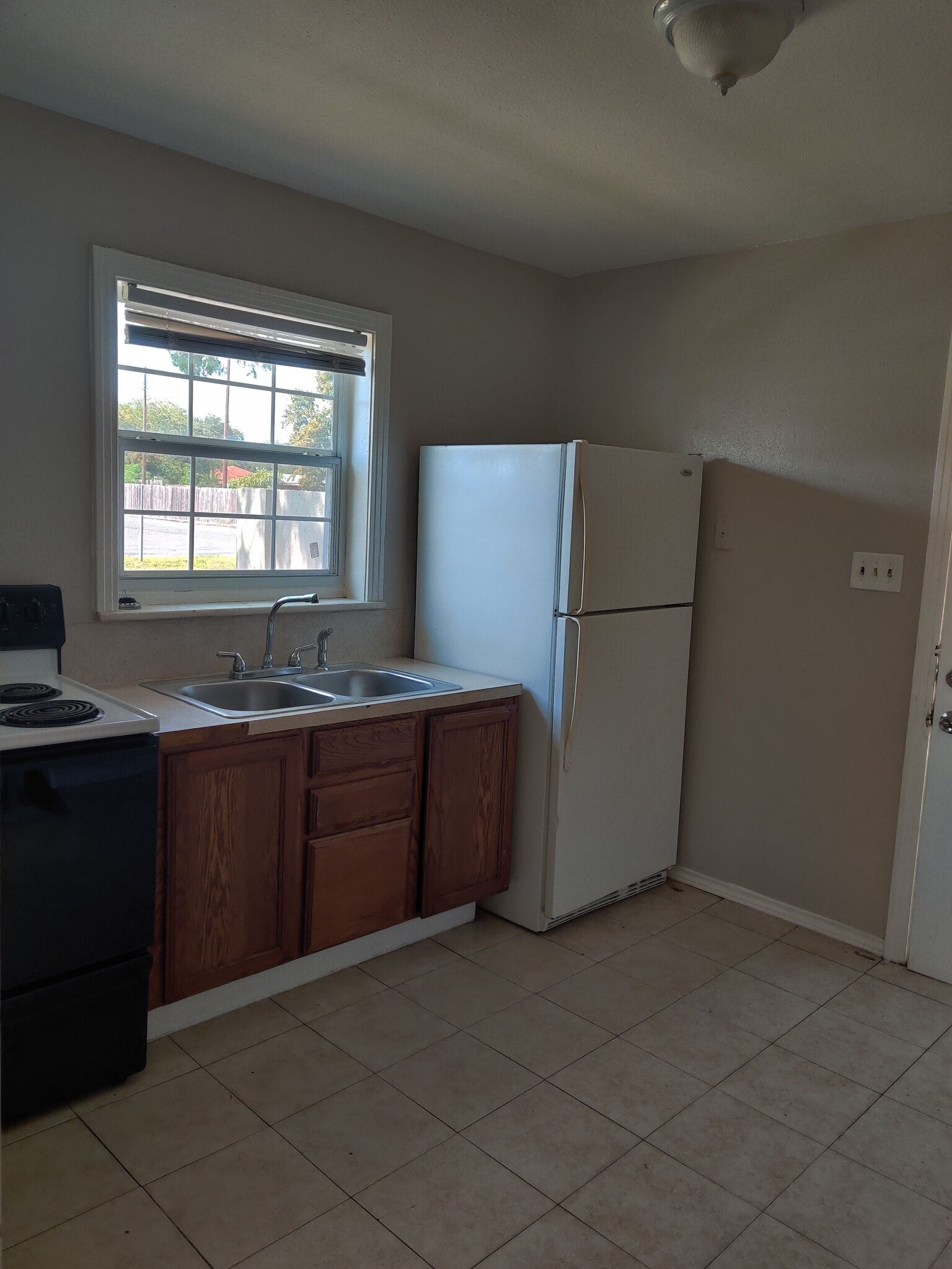 Kitchen - 1210 Pecan Blvd