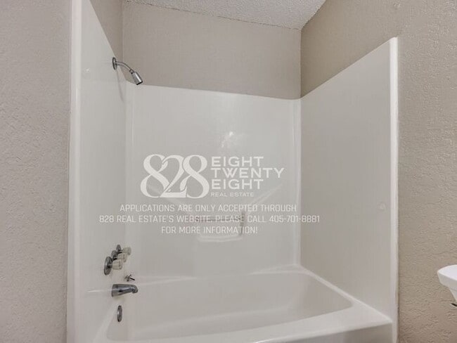 Building Photo - Spacious 2 Bed/2 Bath Townhome Duplex Available NOW in Moore, OK!