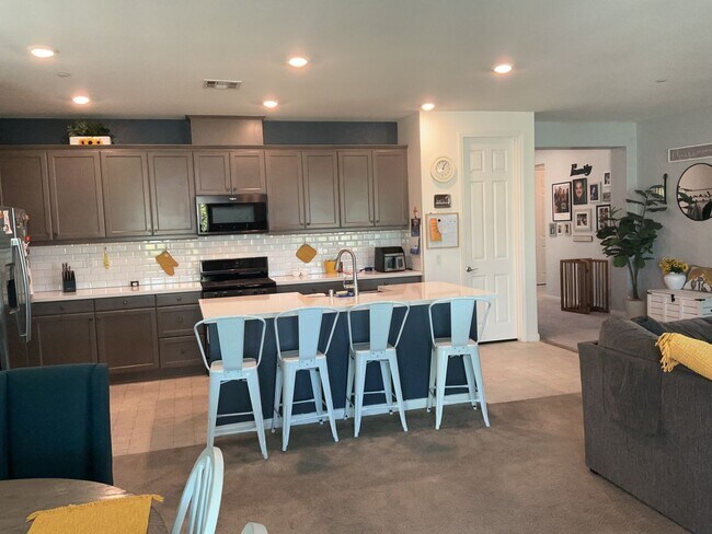 Building Photo - Riverside Home