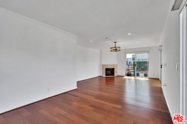 Building Photo - 116 S Croft Ave