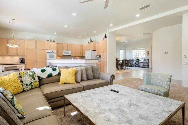 Building Photo - 40741 Avenida Solana