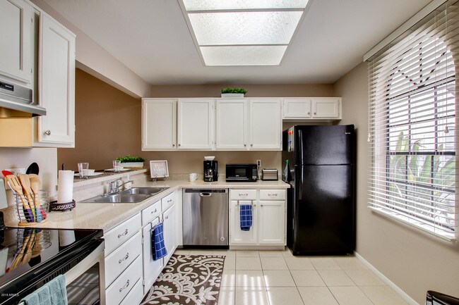 Building Photo - 930 N Mesa Dr