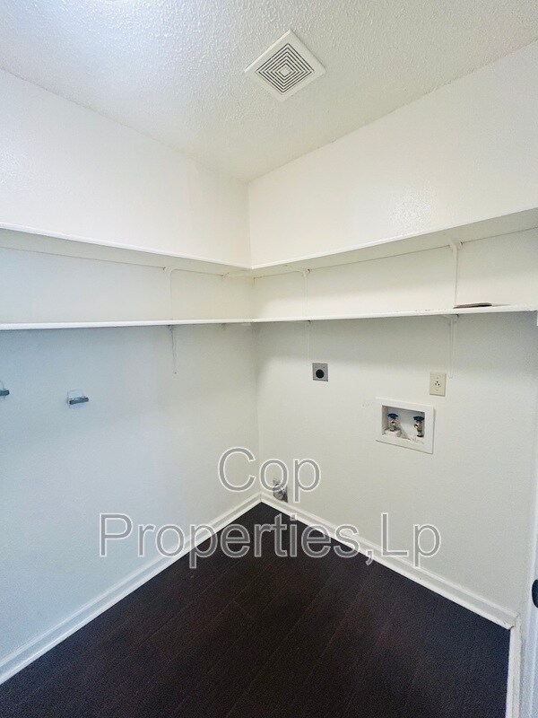 Building Photo - 7138 Valewood View