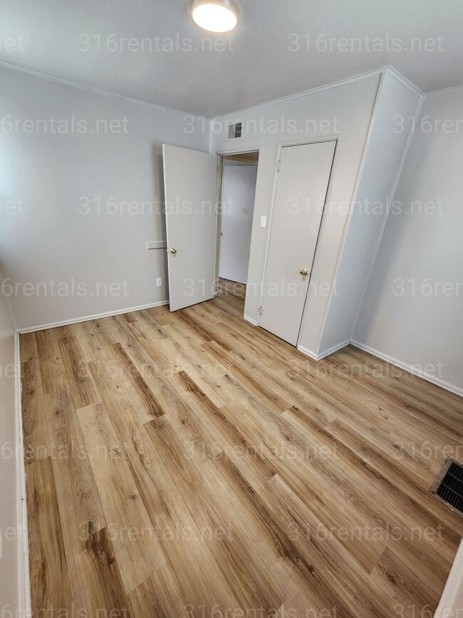 Building Photo - $975 - 3 bed 1 bath - Single Family Home