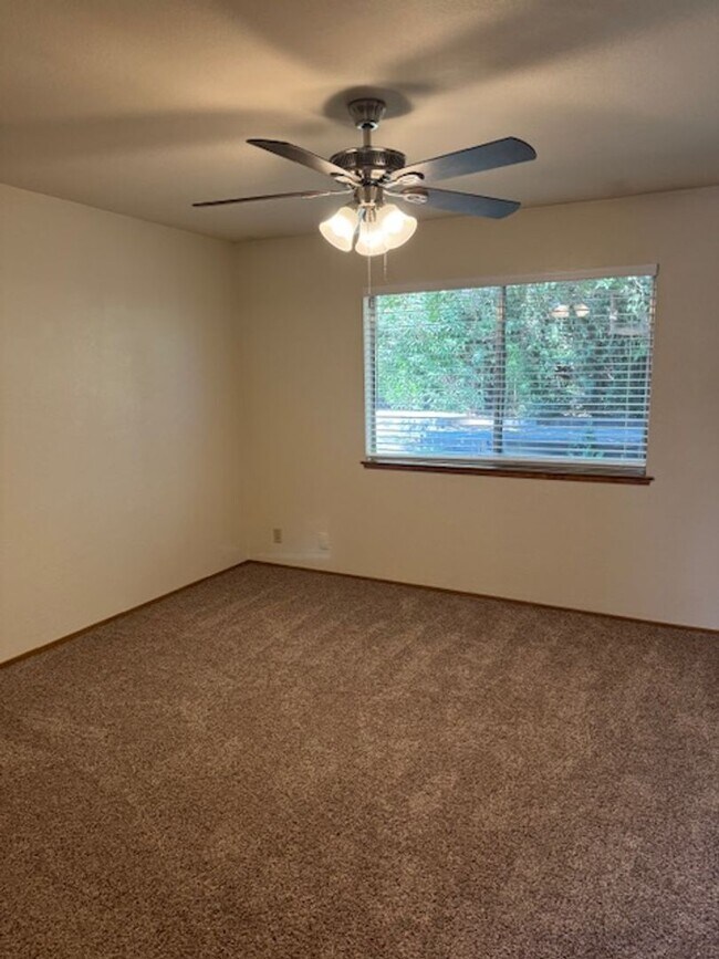 Building Photo - Lake Forest Estates Home Close to Shopping...