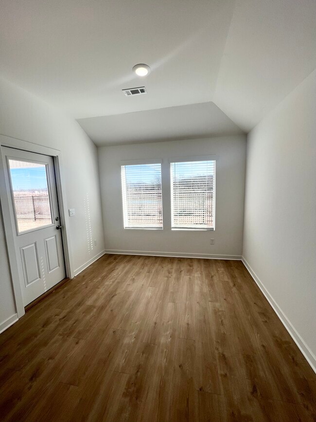 Building Photo - 561 Shepherd St