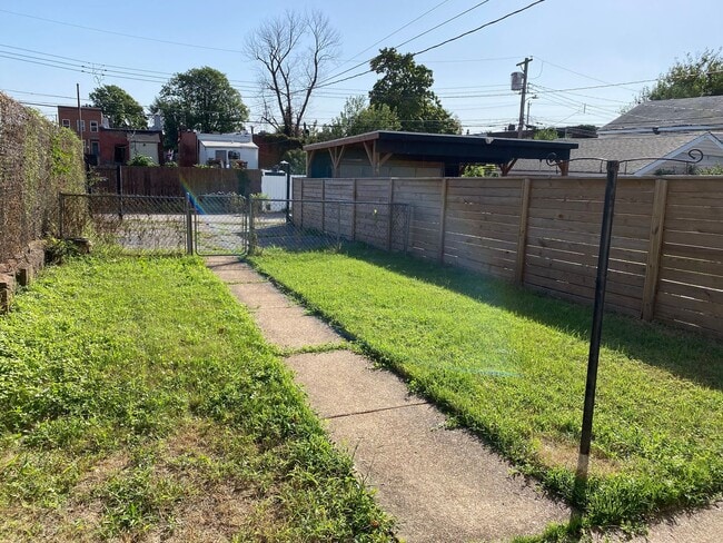 Building Photo - Renovated Home in the Grove for Rent!