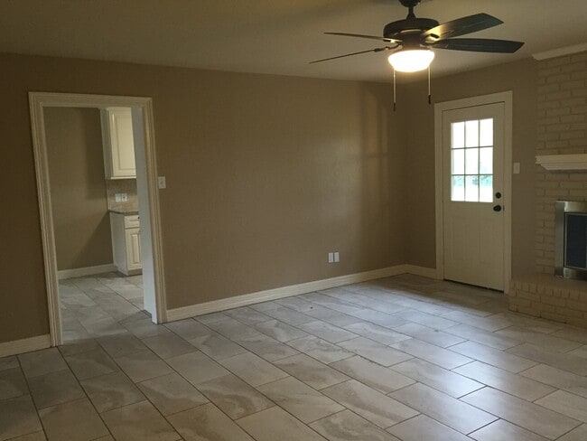 Building Photo - 3/2/2 on 3 ac SHISD REDUCED