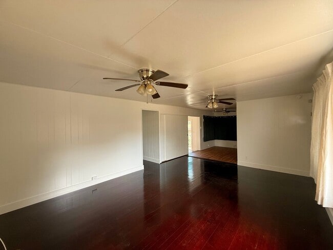 Building Photo - Partially Renovated 3 Bedroom / 2 Bathroom Main House – 1,400 Sq Ft