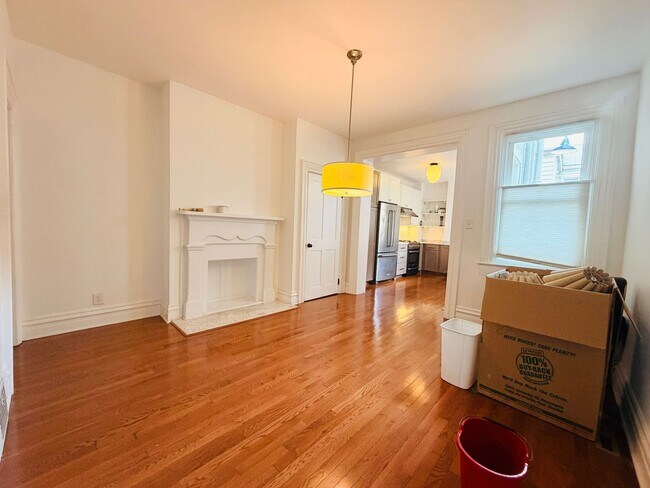 Building Photo - Lovely 3 story home with en-suiteS and private outdoor patio!