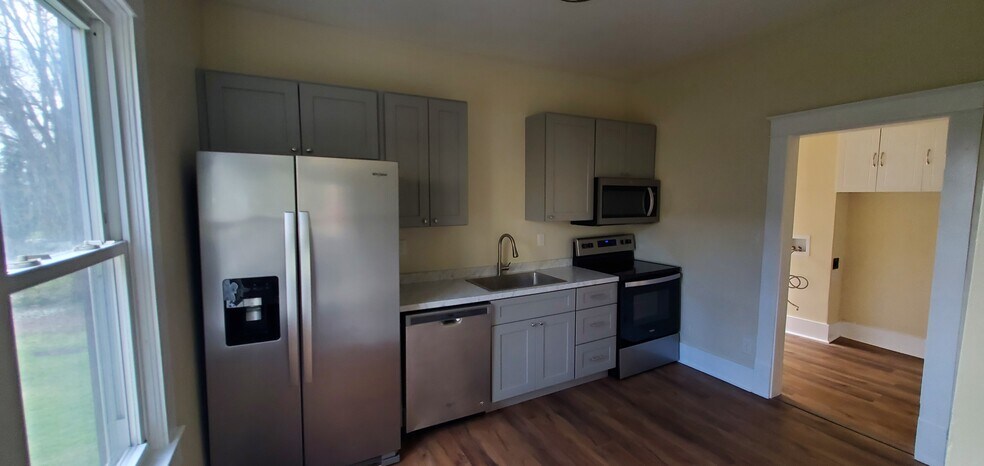 Building Photo - 515 W Magnolia Ave