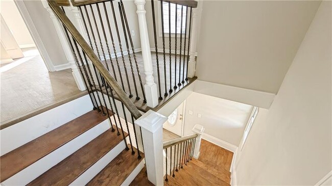 Building Photo - 122 Elm St