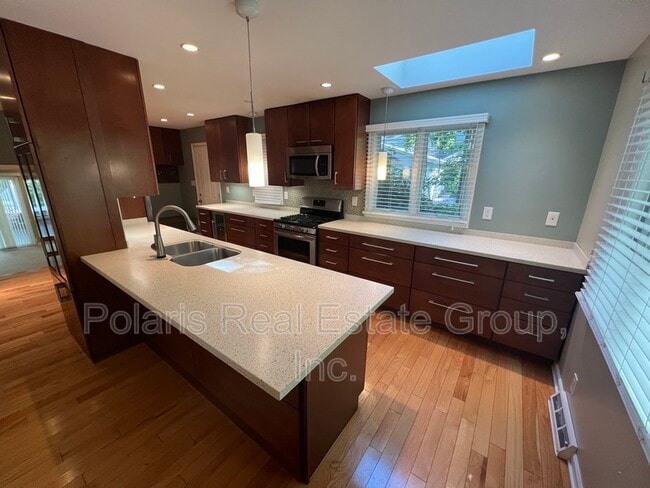 Building Photo - 8829 Rexford Rd