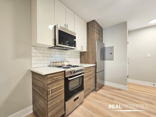 Building Photo - 1 bedroom in CHICAGO IL 60657