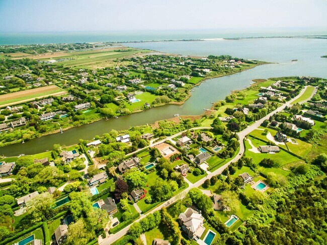 Building Photo - 114 Narod Blvd