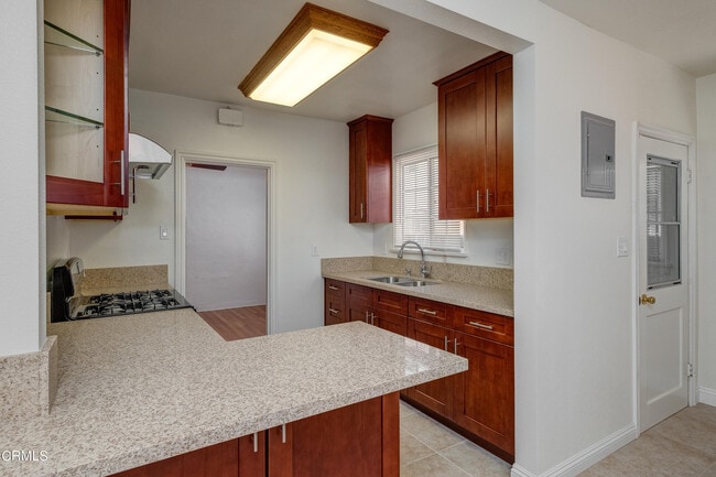 Building Photo - 916 N Stoneman Ave