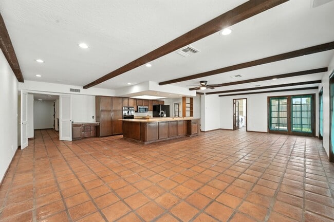 Building Photo - Inviting 3-bedroom, 2-bathroom home in the...
