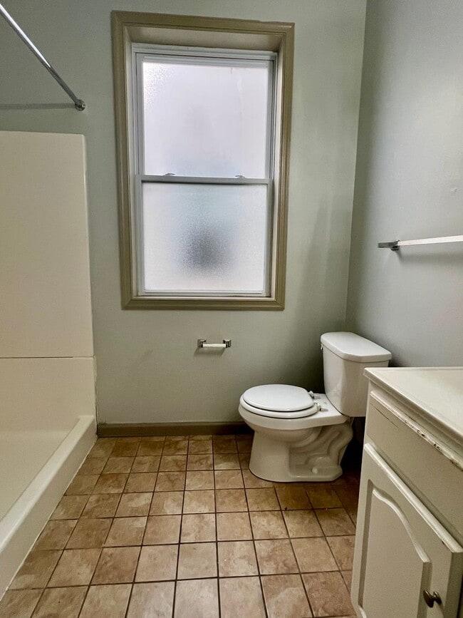 Building Photo - Stunning 6-Bedroom Townhome Steps Away from Temple! Available NOW! RENT SPECIAL - One Month FREE ...