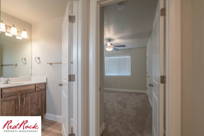Building Photo - Newer Townhome in Hurricane Heights