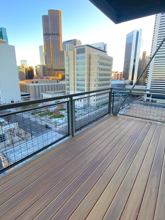 Building Photo - Gorgeous & Updated Skyloft One Bedroom-Ava...