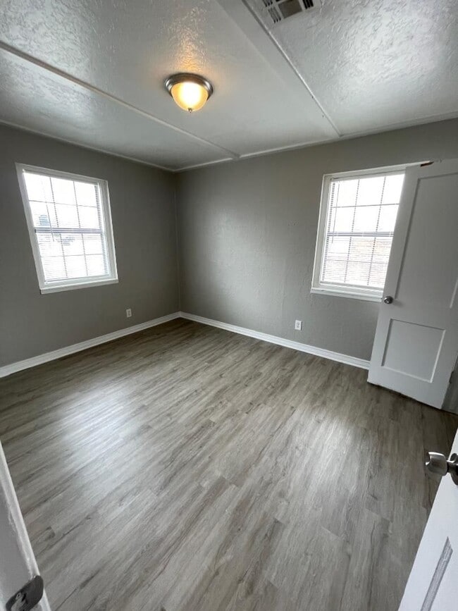 Building Photo - 2 BED 1 BATH DUPLEX FOR LEASE