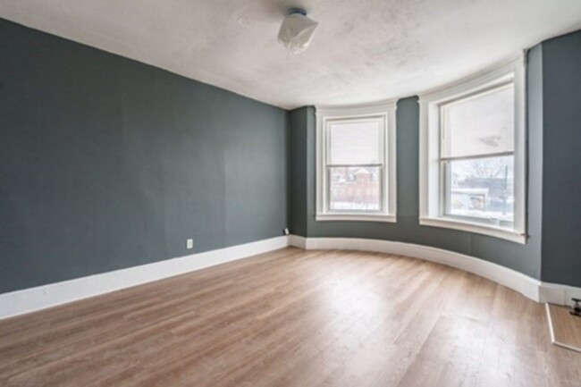 Building Photo - 173 Elm St