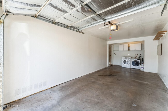 Building Photo - 2338 W Lindner Ave