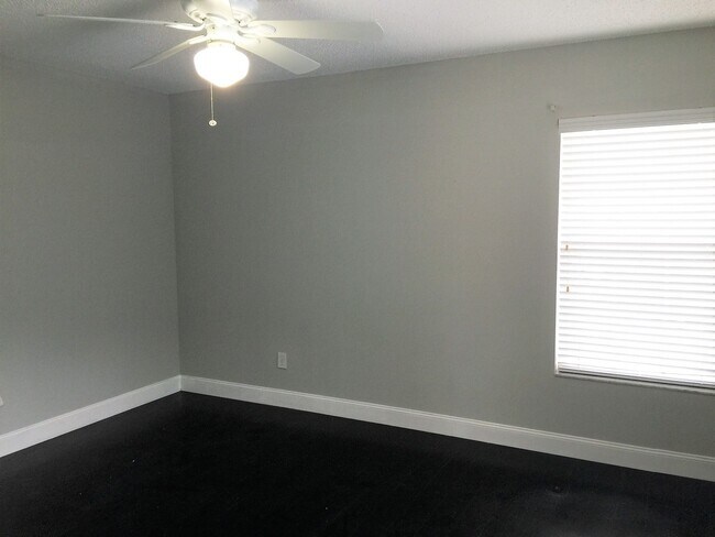 Building Photo - Gorgeous Townhouse in the heart of Avalon ...